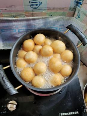 放入酿好的油面筋！