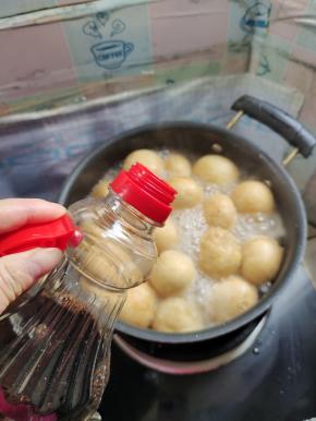 放入适量的生抽！