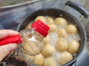 放入适量的生抽！