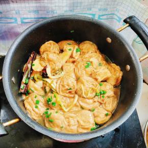 起锅前放入适量的葱花即可！