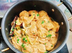 起锅前放入适量的葱花即可！