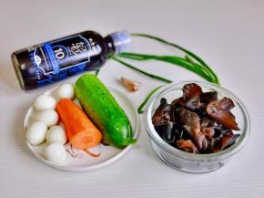 准备食材，木耳提前泡发。