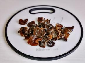 泡发的木耳去根撕成小块。