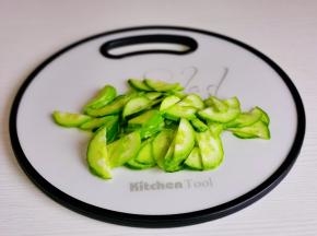 黄瓜洗净切片。