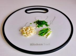 葱蒜去皮切好。