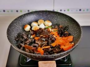 加入胡萝卜木耳翻炒。