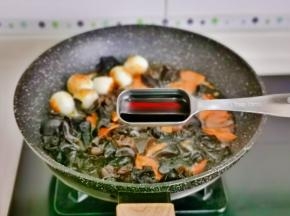 加入一勺酱油。