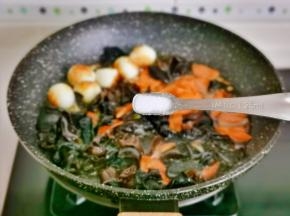 按个人口味加入盐。