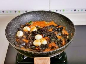 加入半碗纯净水将木耳烧熟。