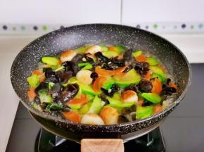 最后加入黄瓜，翻炒一分钟关火出锅。