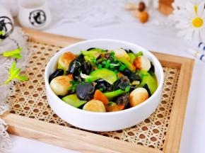 盛出装盘撒上葱花即可食用。