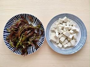 把香椿洗净，北豆腐写成小方块。
