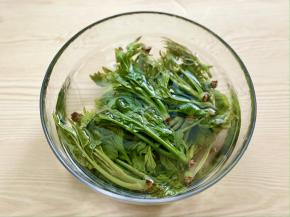 把香椿迅速过凉水，过凉水可以将香椿焯水过后残留的硝酸盐和亚硝酸盐清理干净。