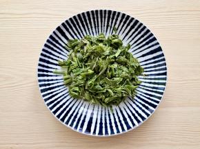 再把香椿去掉根部，切碎；