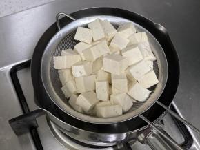 把北豆腐也下沸水，焯水一分钟，捞出沥水。