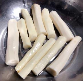 山药去皮洗净沥干水份切记有过敏的小伙伴需要带手套来处理山药哦