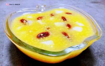 营养丰富的葡萄干山药小米粥装入容器中就大功告成了