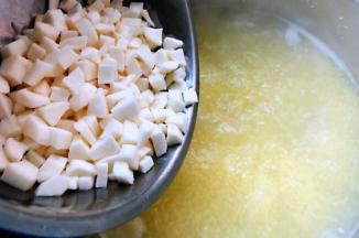 小米煮至五成熟时放入山药一起煮