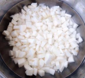 山药切成大小均匀的小块在清水中冲洗一下