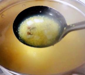 山药煮至六成熟放入葡萄干同时放入碱改中小火一起煮