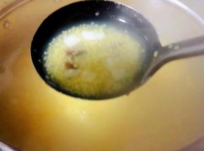 山药煮至六成熟放入葡萄干同时放入碱改中小火一起煮