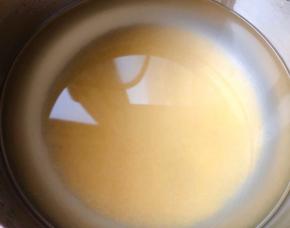 小米放入锅中添加适量清水大火煮起来