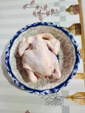 三黄鸡清洗干净备用！