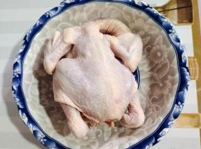 三黄鸡清洗干净备用！