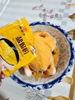 倒入一包盐焗粉！