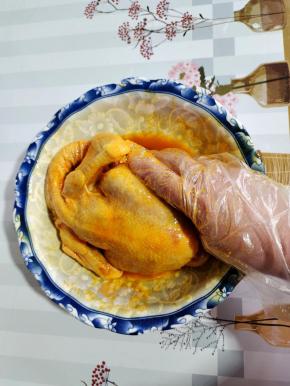 给鸡肉全身做个按摩！涂抹均匀腌制30分钟入味儿！中途记得翻面几次哦！（有时间的可以提前一晚上腌制，这样鸡肉更加入味儿哦！）