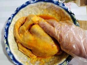 给鸡肉全身做个按摩！涂抹均匀腌制30分钟入味儿！中途记得翻面几次哦！（有时间的可以提前一晚上腌制，这样鸡肉更加入味儿哦！）