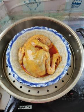 水开，把腌制好的鸡连容器一起放入蒸锅中！