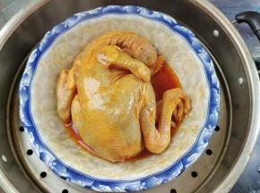 水开，把腌制好的鸡连容器一起放入蒸锅中！