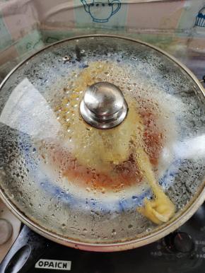 盖上盖子，中小火蒸40分钟！（记得谁要适当多一点儿，以免蒸的时间长了，把水熬干了！）