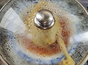 盖上盖子，中小火蒸40分钟！（记得谁要适当多一点儿，以免蒸的时间长了，把水熬干了！）