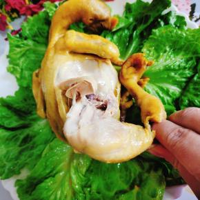 肉质鲜美，滑嫩，多汁儿！蒸出来的鸡最大限度的保留了鸡的营养！