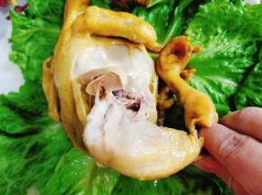 肉质鲜美，滑嫩，多汁儿！蒸出来的鸡最大限度的保留了鸡的营养！