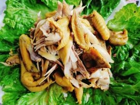 撕成小块，装盘即可食用！