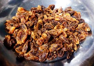 葡萄干在清水中浸泡一会儿再冲洗干净沥干水份