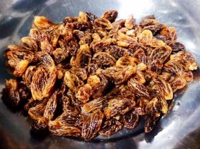 葡萄干在清水中浸泡一会儿再冲洗干净沥干水份