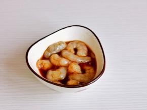 虾剥虾仁处理干净，加入料酒，1勺酱油，黑胡椒抓拌均匀腌制十分钟。