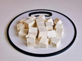 北豆腐冷水冲洗干净切小块。