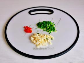 葱蒜去皮切好，辣椒切段。