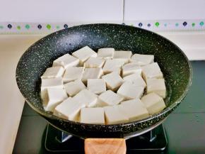 起油锅加入切好的豆腐块中火煎。