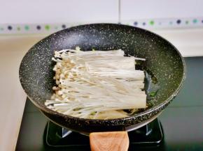 加入豆瓣酱，再加金针菇。