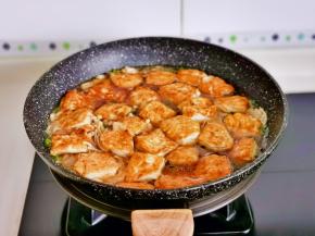 加入一小碗纯净水，豆腐摆在上面。