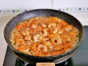 加入腌好虾仁，大火煮两分钟即可关火。