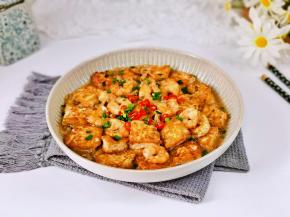 盛出装盘撒上葱花辣椒段。