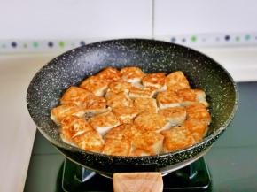 煎至两面金黄盛出备用。