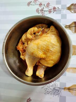 鸡腿清洗干净，放入30克（1袋）盐焗粉和适量的食用油，涂抹均匀腌制30分钟入味儿！（有时间的可以提前一晚上腌制，味道更入味儿，更好！）